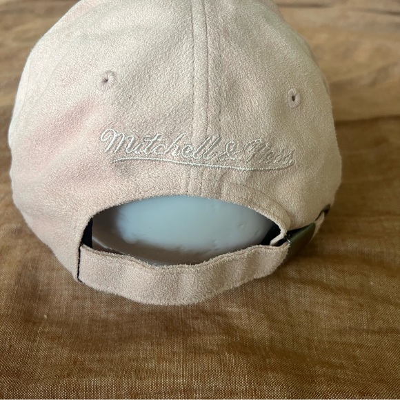 Chicago Bulls Suede Pink Dad Cap - Mitchell & Ness - Picture 5 of 6